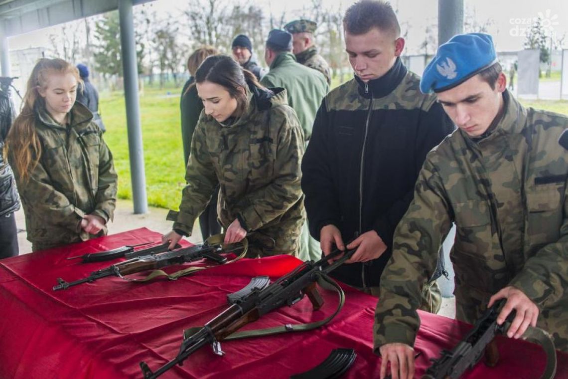 Uczniowie ZDZ jak zawodowi żołnierze Uczniowie ZDZ jak zawodowi żołnierze