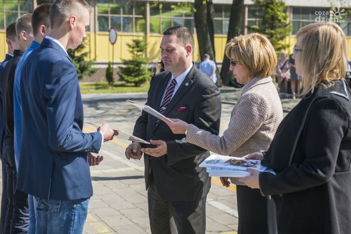 Uczniowie ZDZ otrzymali certyfikaty MON Uczniowie ZDZ otrzymali certyfikaty MON