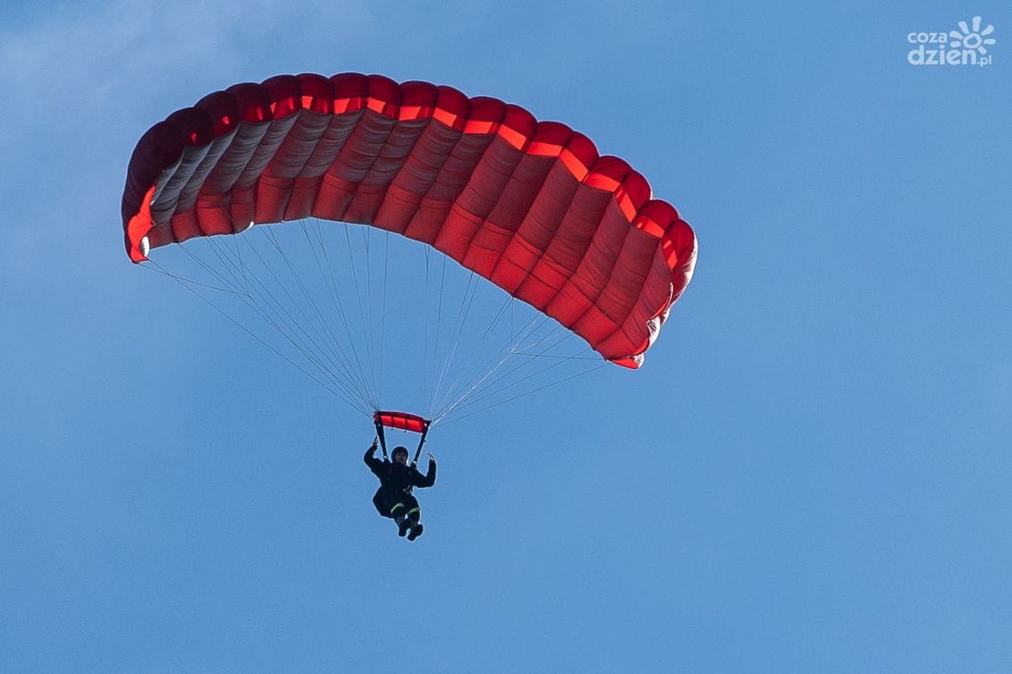Uczniowie ZDZ skoczyli ze spadochronem