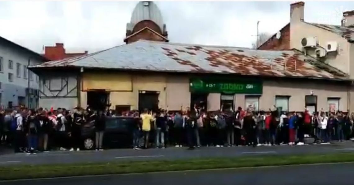 Uczniowie zrobili szturm na Żabkę [VIDEO]