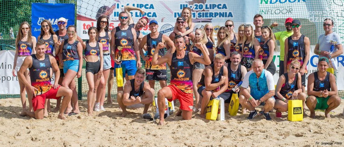 Udane siatkarskie zmagania na piasku w Pionkach