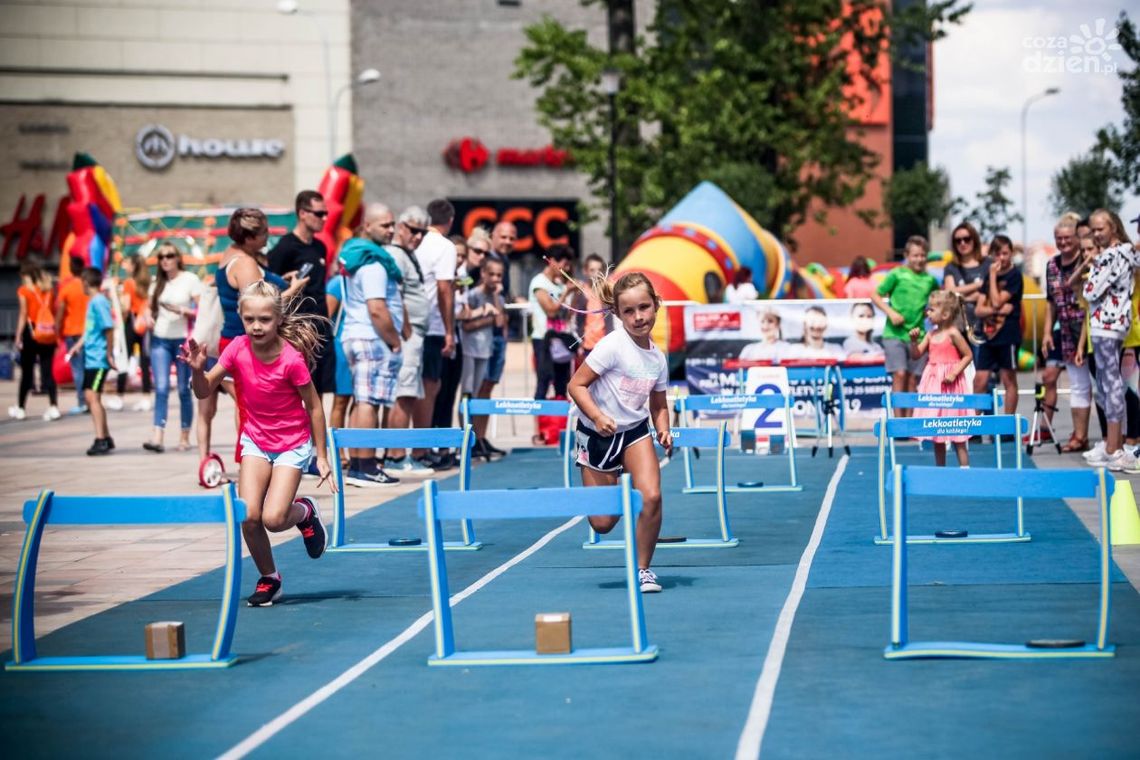 Udany piknik lekkoatletyczny. Najmłodsi biegali i rzucali w centrum Radomia