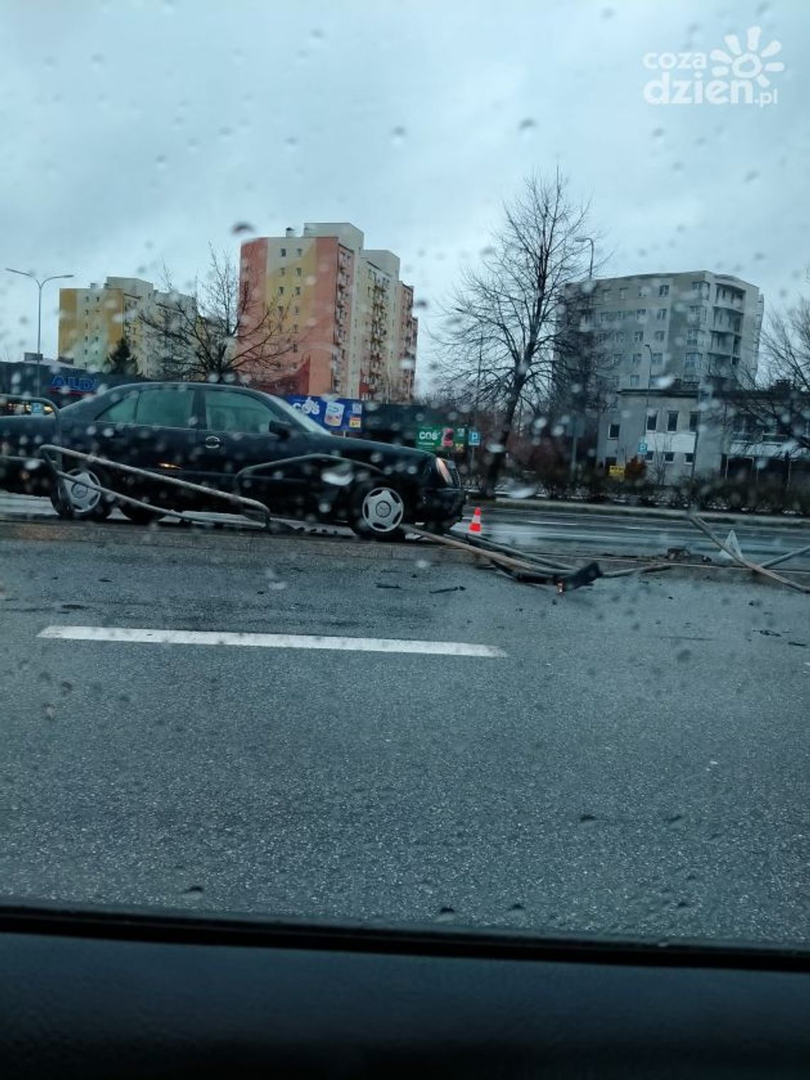 Uderzył w barierki na ul. 1905 Roku 