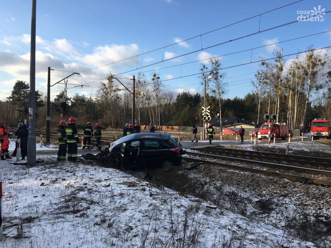 Uderzył w przejeżdżający pociąg
