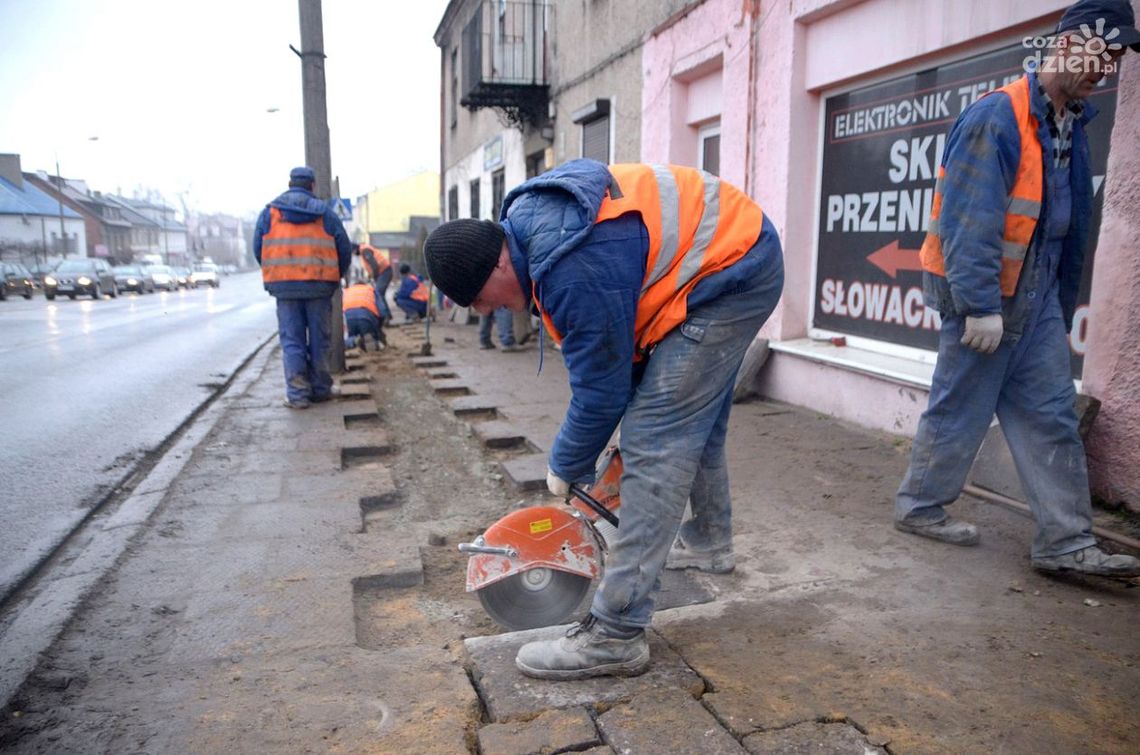 Układają kabel. Chwilowe utrudnienia z przejściem Układają kabel. Chwilowe utrudnienia z przejściem