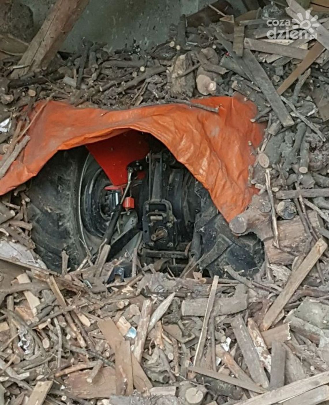 Ukradli ciągnik. Schowali go pod stertą drewna Ukradli ciągnik. Schowali go pod stertą drewna