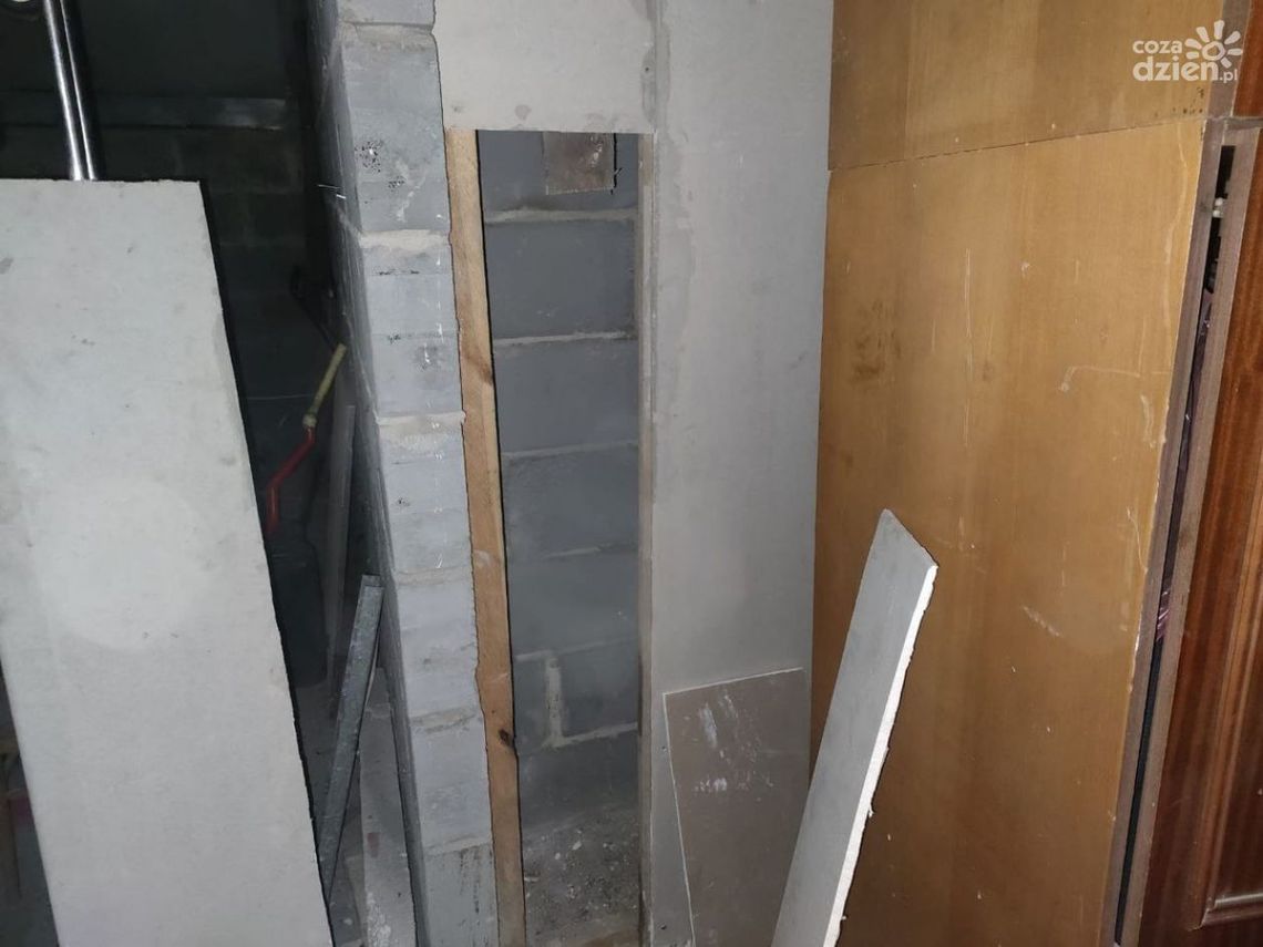 Ukrywał się przed policją... w ścianie