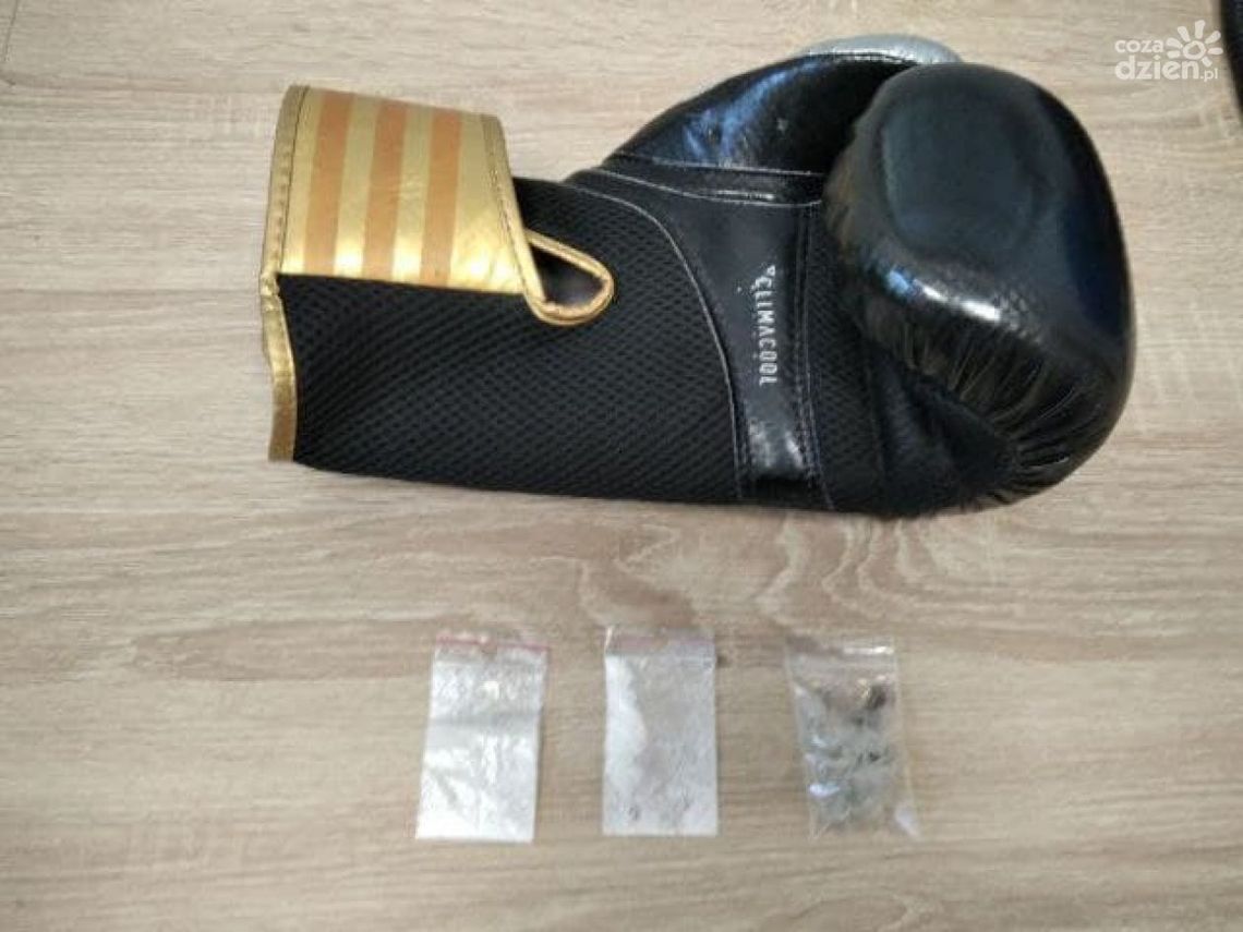 Ukrywali narkotyki w rękawicy bokserskiej 