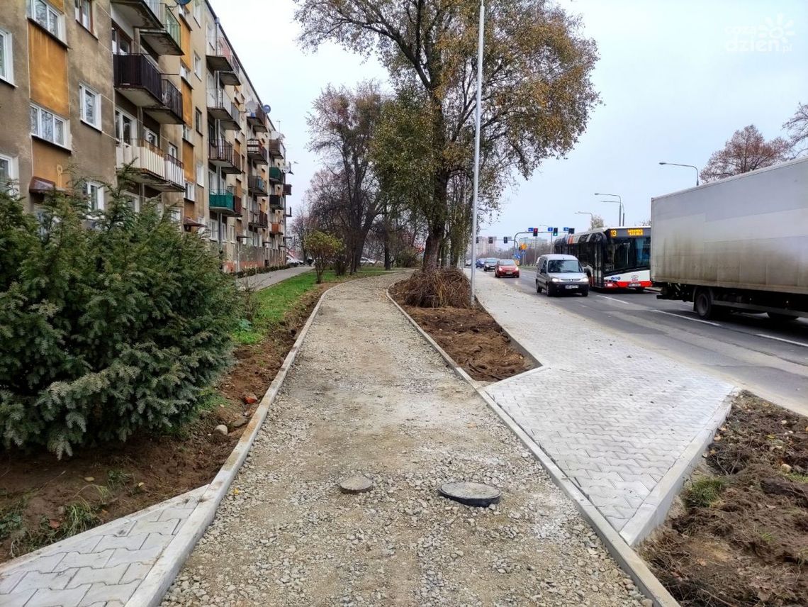 Ul. Chrobrego. Chodnik zbyt blisko jezdni?