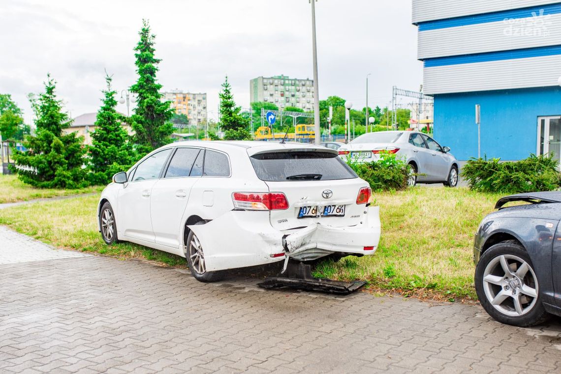 Ul. Dowkontta. Zderzenie dwóch aut