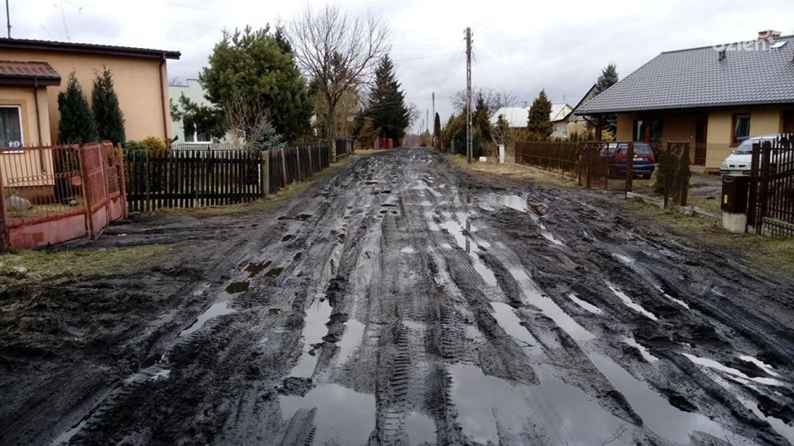 Ul. Józefowska. Mieszkańcy brodzą w błocie