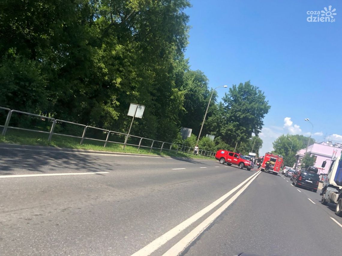 Ul. Mireckiego. Zablokowany pas ruchu