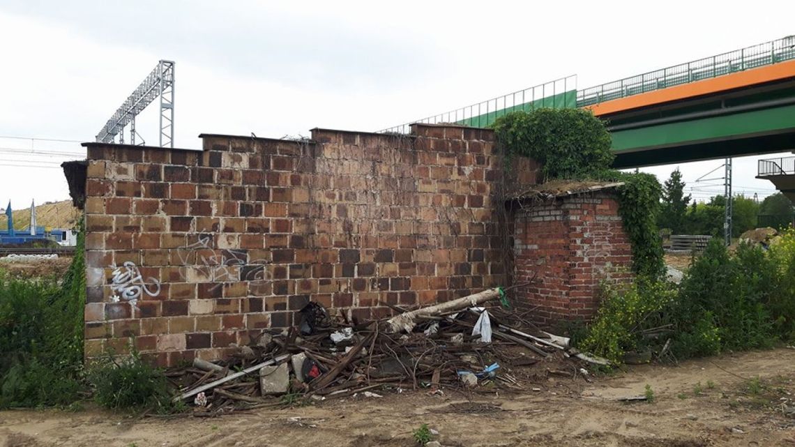 Ul. Młodzianowska. „Cud” architektury obok Ul. Młodzianowska. „Cud” architektury obok