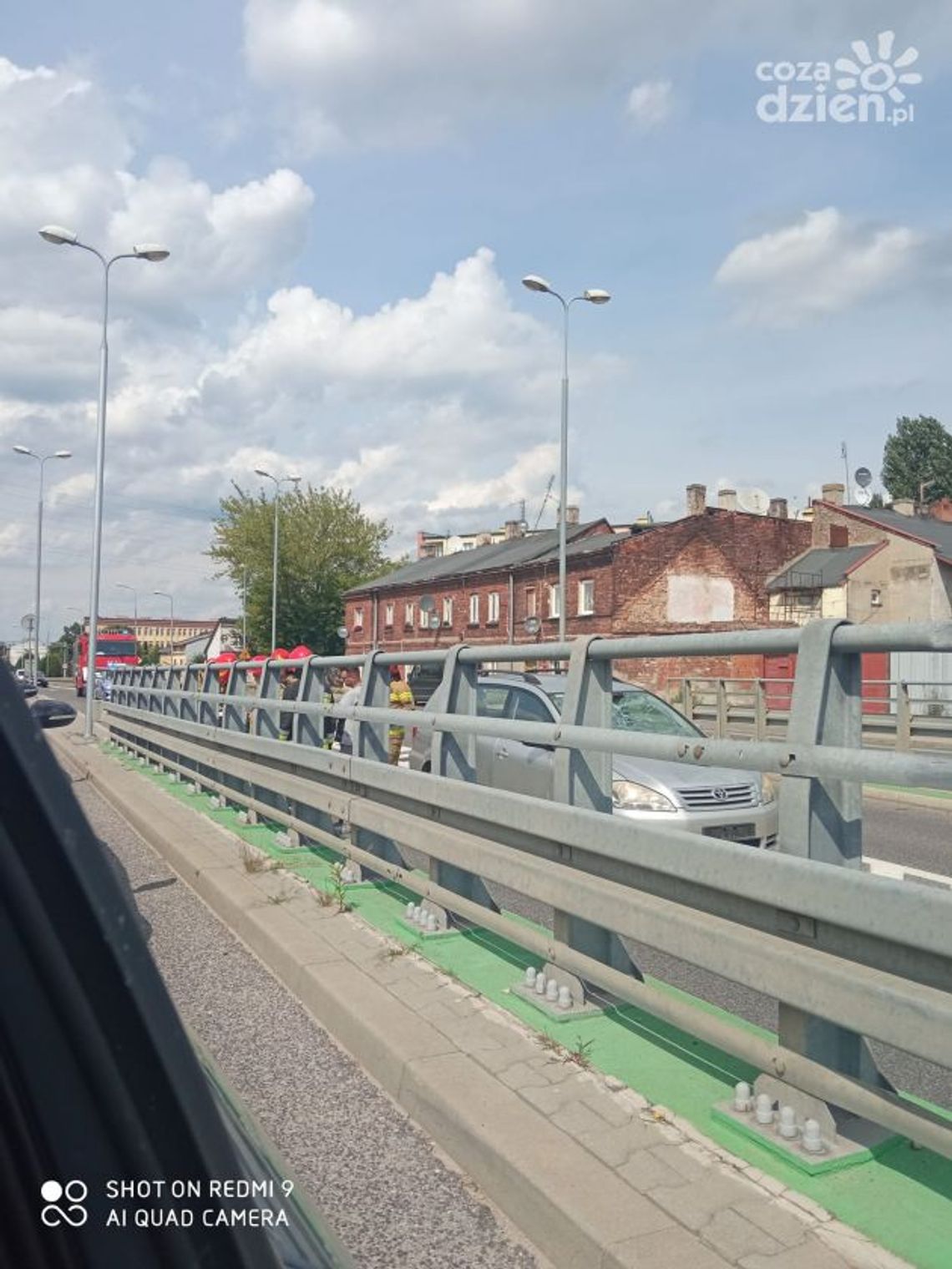 Ul. Młodzianowska. Wtargnął na jezdnię, trafił do szpitala Ul. Młodzianowska. Wtargnął na jezdnię, trafił do szpitala