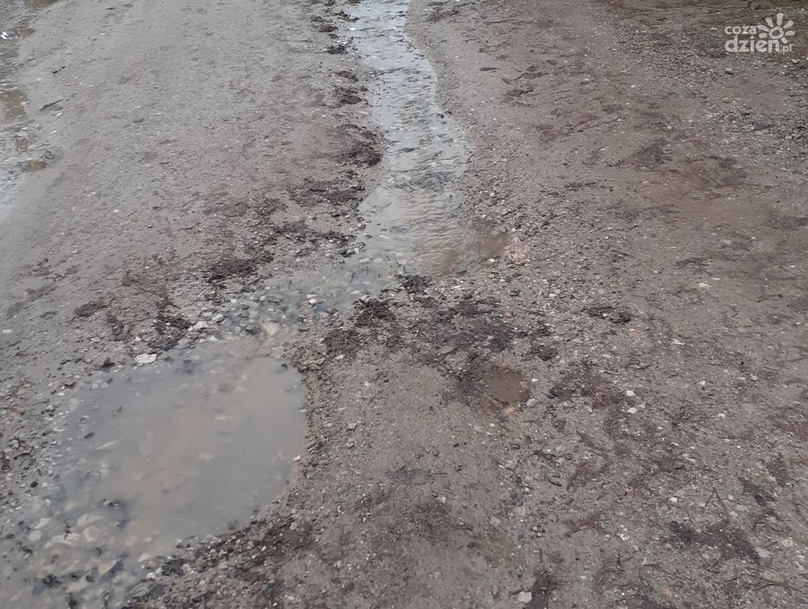 Ul. Orna tonie w błocie