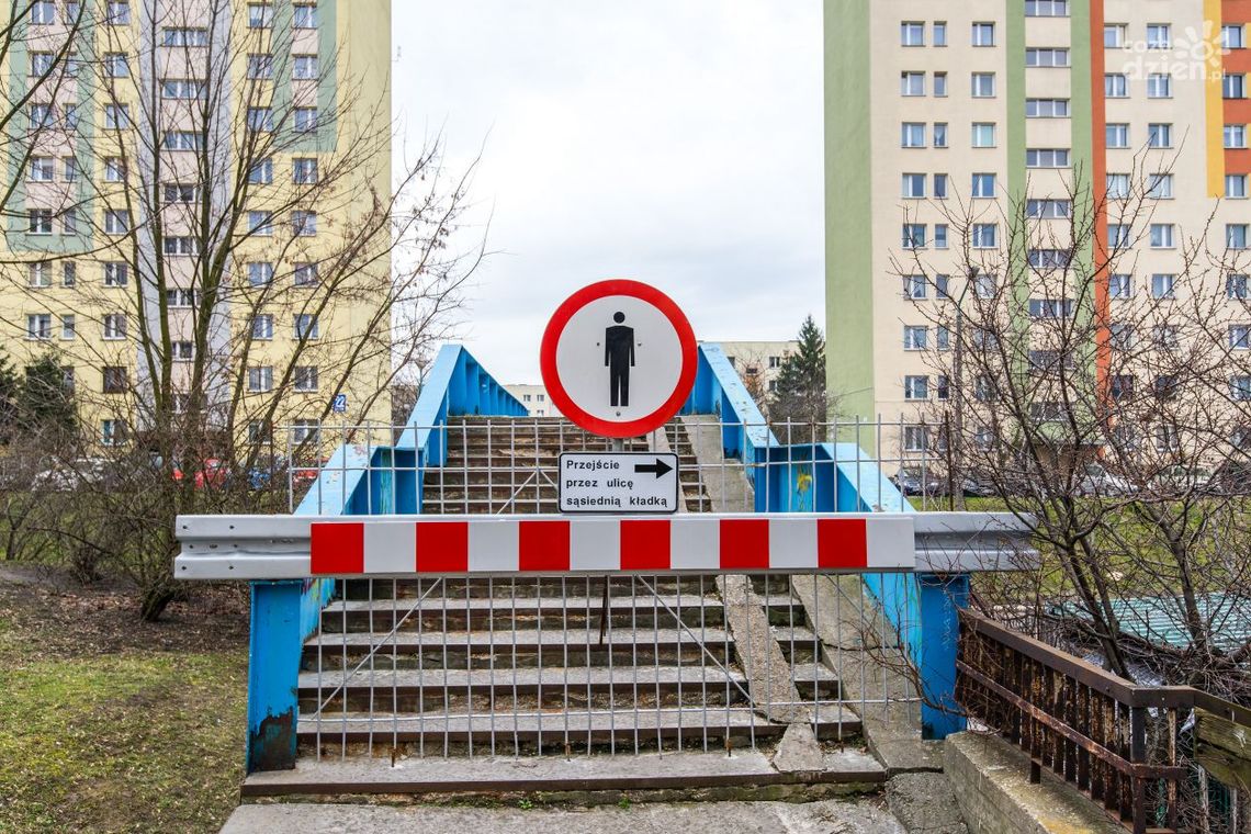Ul. Osiedlowa. Kładka zamknięta do odwołania
