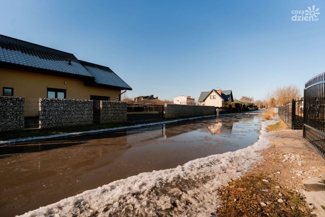 Ul. Sołtykowska tonie. Wodociągi Miejskie obiecują, że rozwiążą problem 
