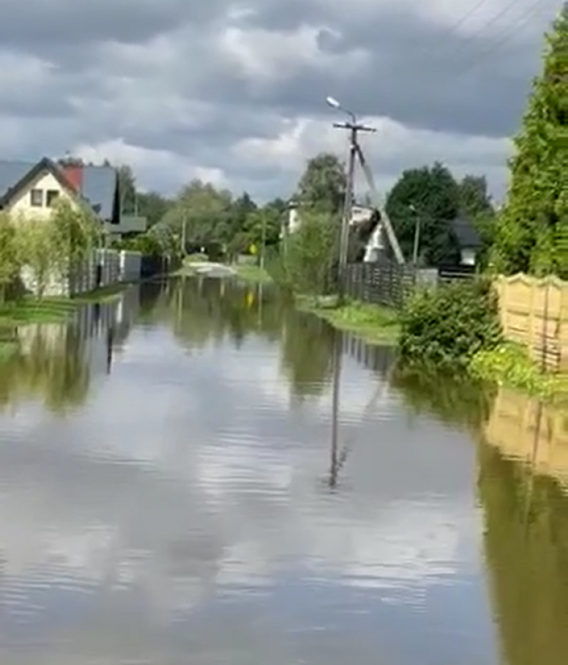 Ul. Sołtykowska zalana. Wodociągi: To wina intensywnego deszczu 