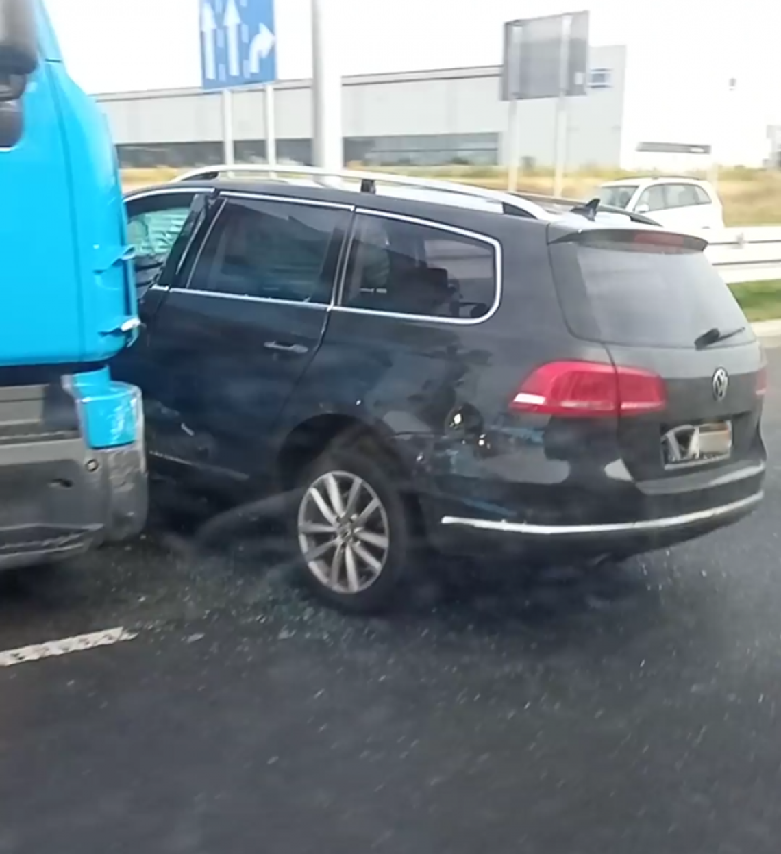 Ul. Żółkiewskiego. Ciężarówka zderzyła się z osobówką