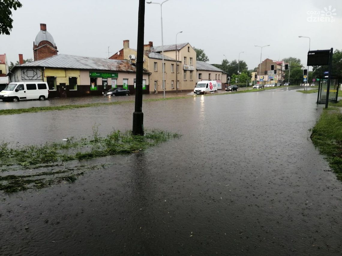 Ulewa nad miastem. Zalane ulice. Utrudnienia w ruchu Ulewa nad miastem. Zalane ulice. Utrudnienia w ruchu