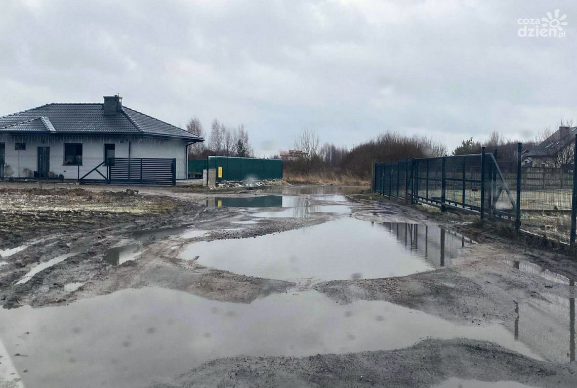 Ulica Skrzydlata tonie w błocie Ulica Skrzydlata tonie w błocie