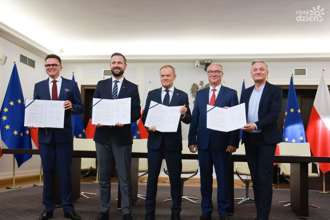 Umowa koalicyjna podpisana. Jaki program i podział funkcji w rządzie?