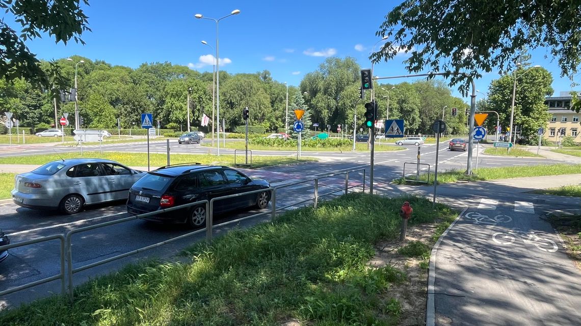 Umowa podpisana. "Plac Kotlarza zmieni się w nowoczesny węzeł przesiadkowy" Umowa podpisana. "Plac Kotlarza zmieni się w nowoczesny węzeł przesiadkowy"