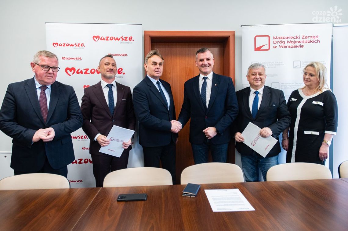 Umowy na dwie ważne inwestycje w gminach Zakrzew i Jedlnia-Letnisko