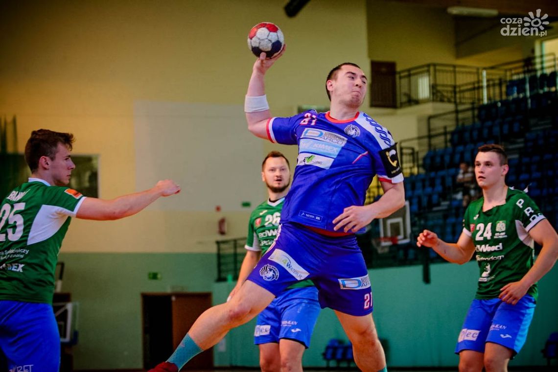 Uniwersytet powalczył z liderem