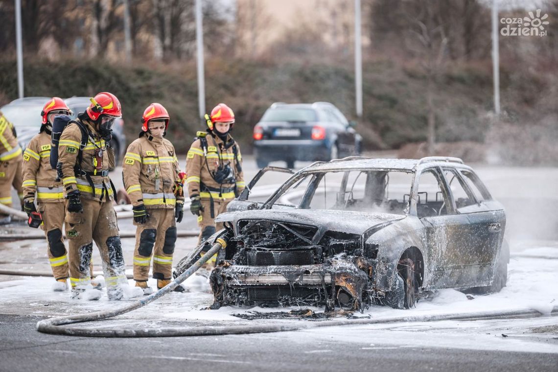Ustronie. Na parkingu pod marketem płonie auto [wideo] 