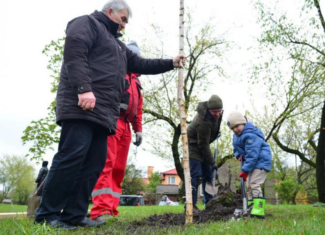 Ustronie: Posadzili drzewa – kontynuowali dzieło Pawła Śpiewaka
