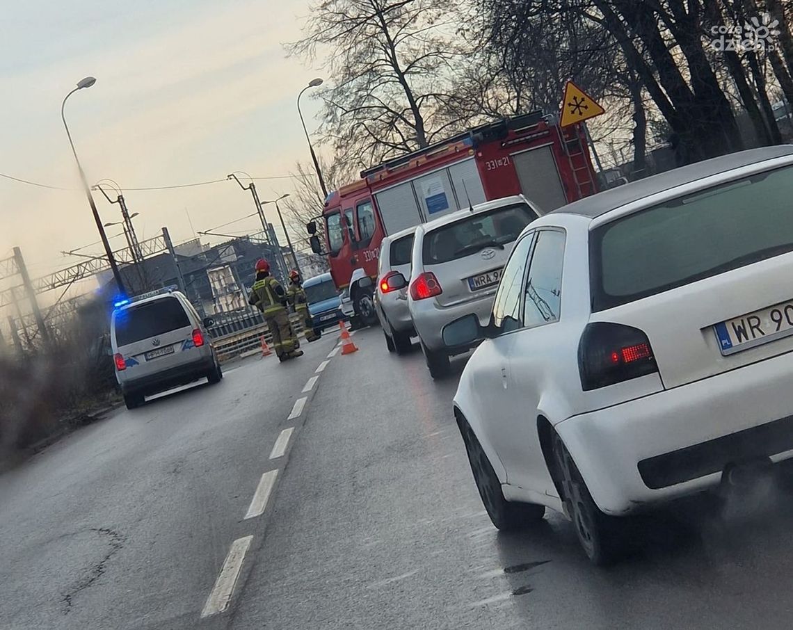 Ustronie. Wpadł w poślizg i ściął latarnię Ustronie. Wpadł w poślizg i ściął latarnię