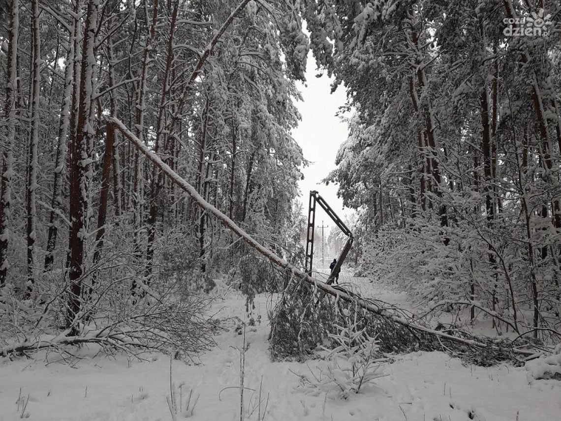 Usuwają awarie. Coraz mniej odbiorców bez prądu 