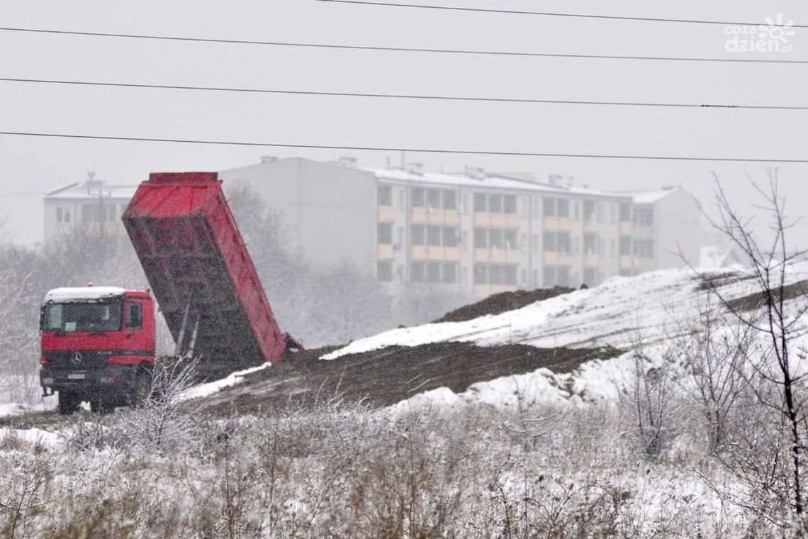 Usypują nową górkę saneczkową na Ustroniu