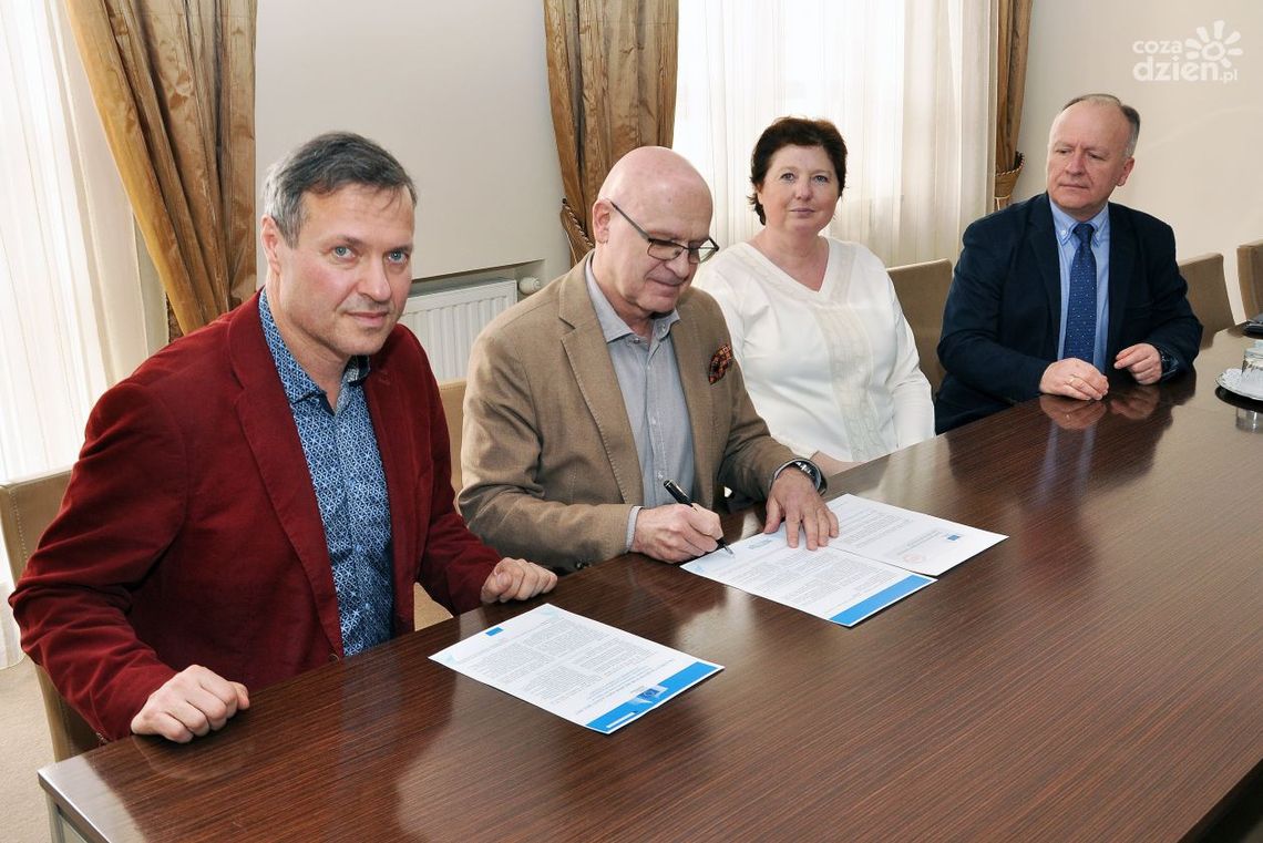 UTH. Karta Erasmus podpisana