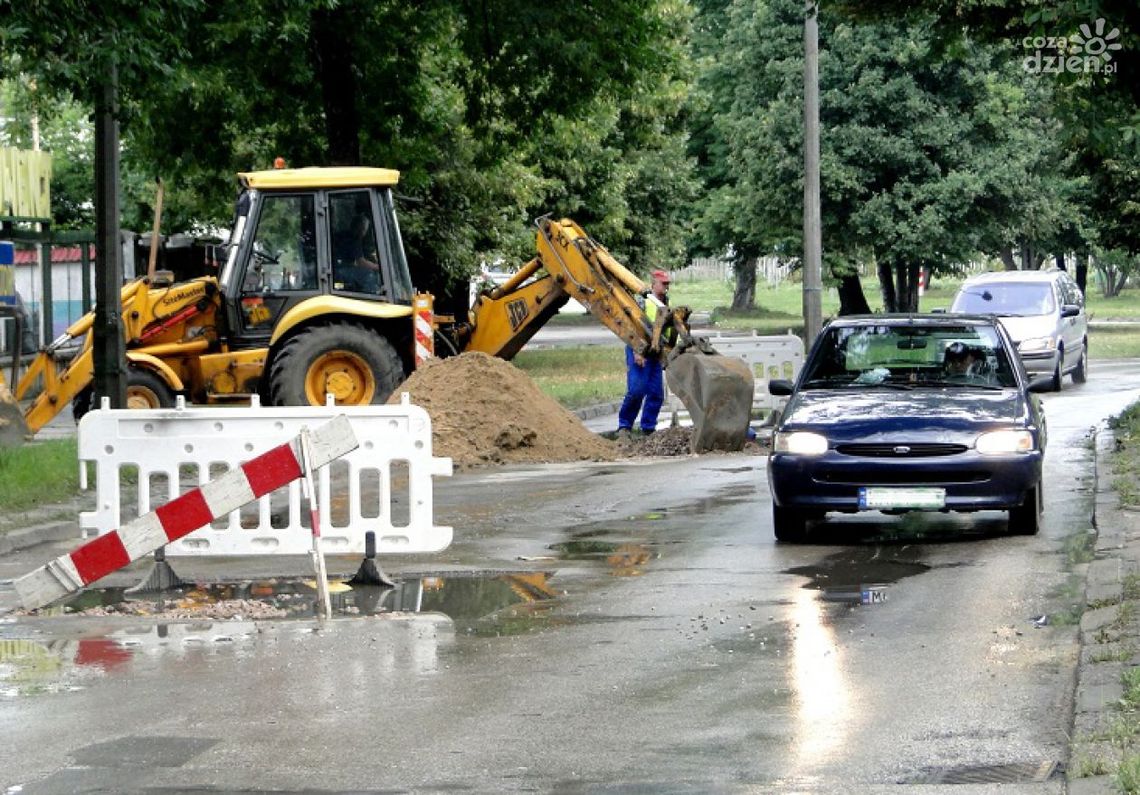 Utrudnienia na ul. Głównej. Pękła rura.