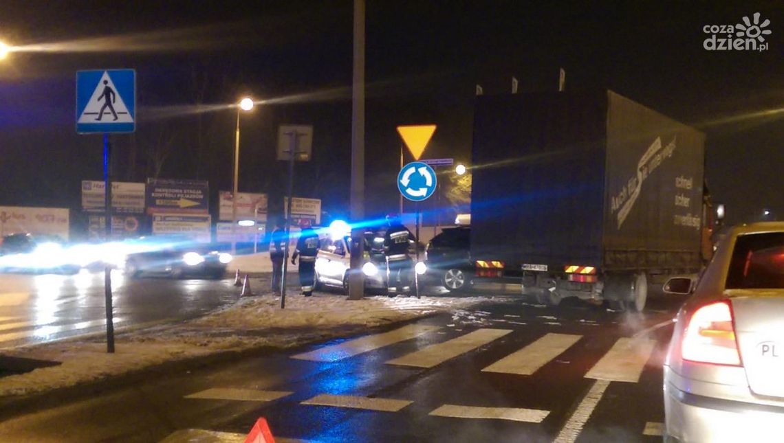 UWAGA! Kolizja na rondzie kozienickim