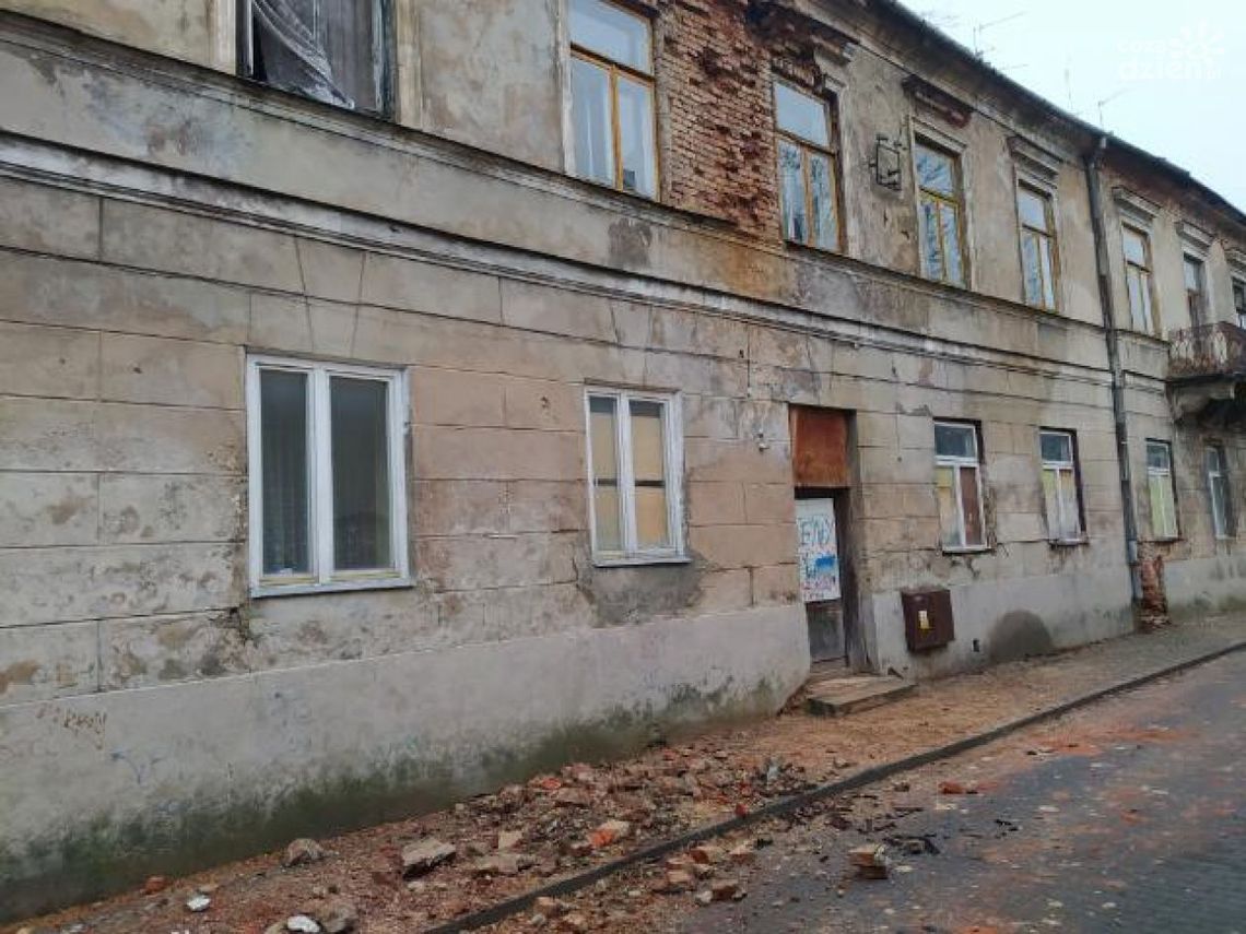 Uwaga na spadające cegły. Kamienica się rozpada