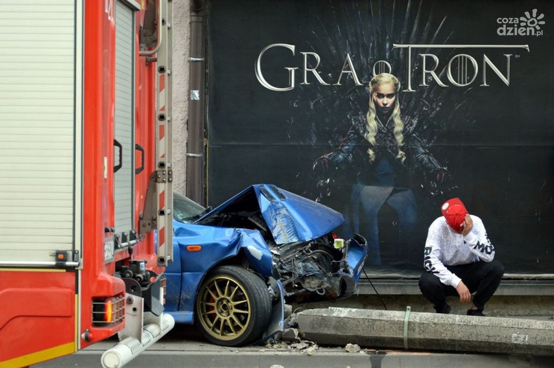 Uwaga. Wjechał w inne auto, potem w słup