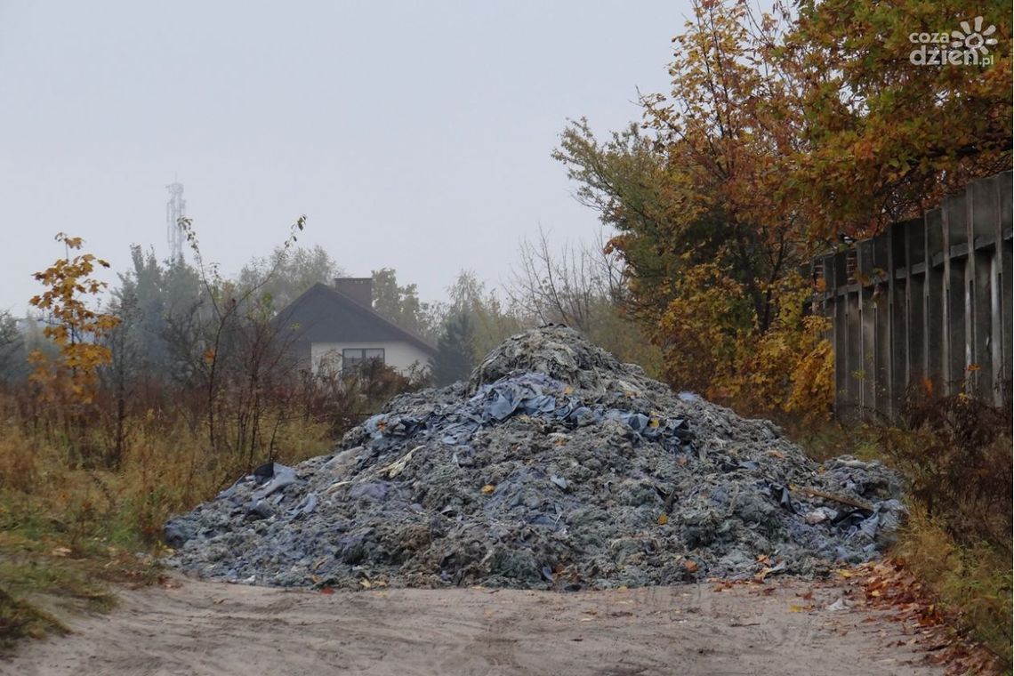 UWAGA! Wyrzucił odpady garbarskie na drogę UWAGA! Wyrzucił odpady garbarskie na drogę