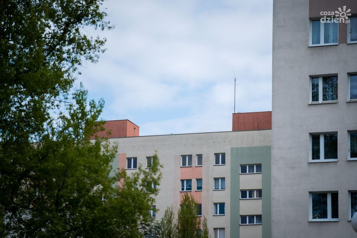 Uwierzyła oszustom i wyrzuciła pieniądze przez okno