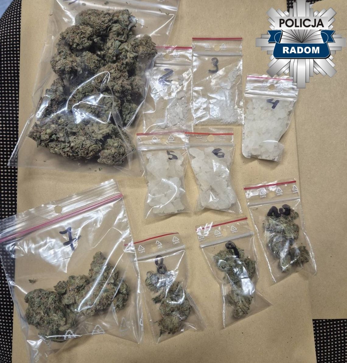 W aucie trzymał narkotyki. Okazało się, że był też poszukiwany listem gończym