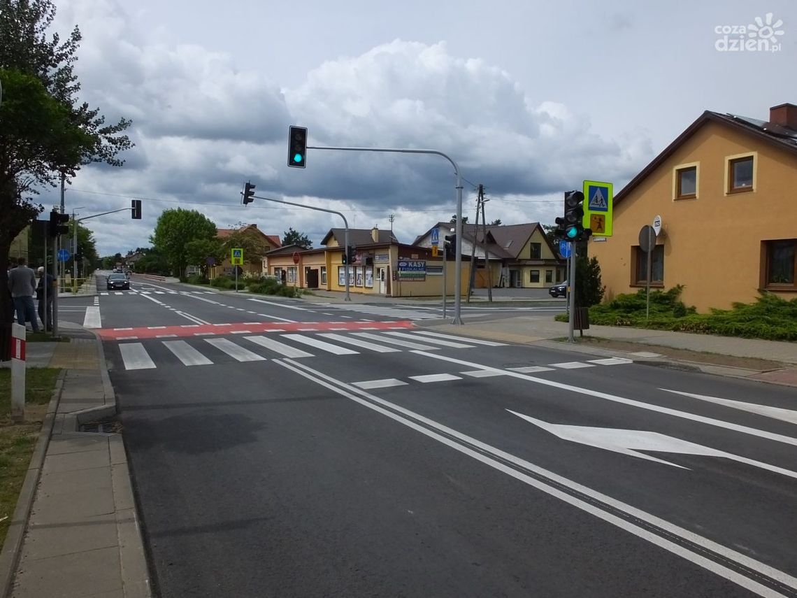 W Białobrzegach powstało nowe skrzyżowanie z sygnalizacją świetlną