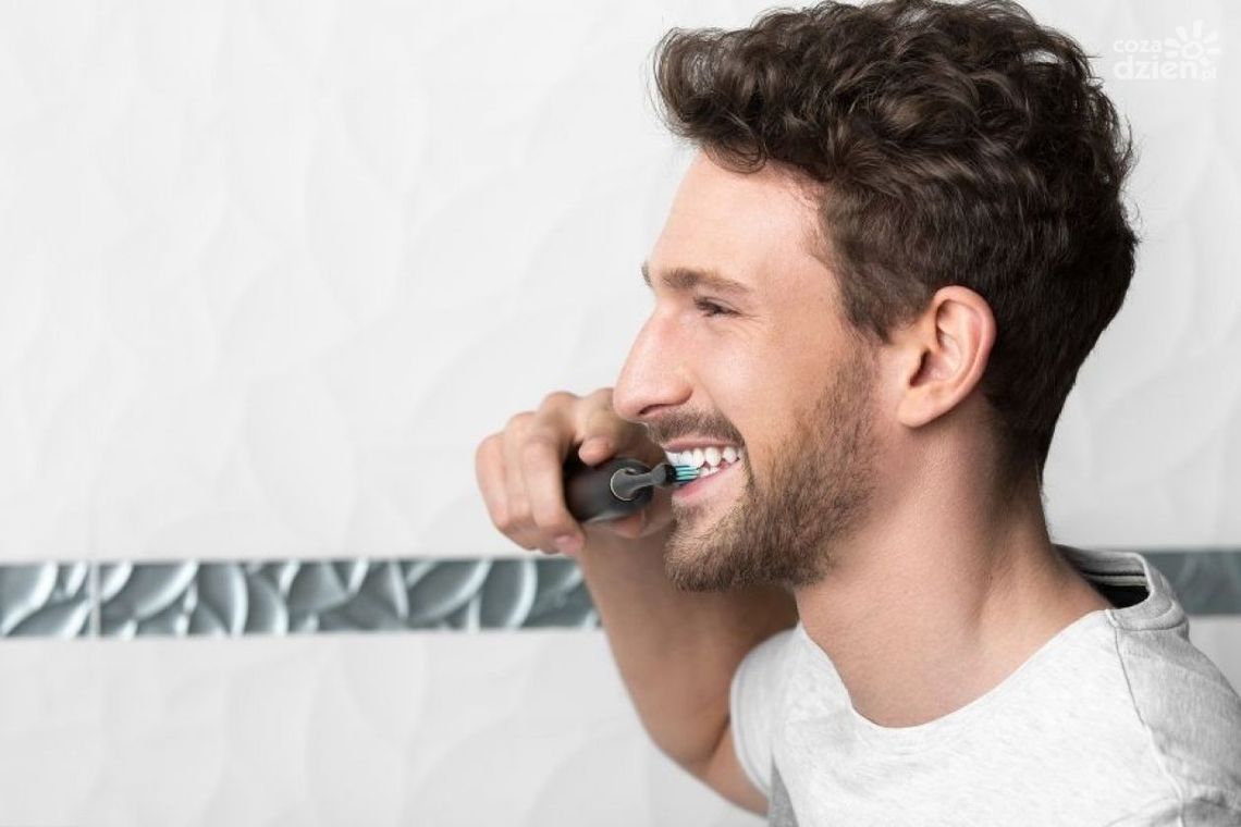 W jaki sposób szczoteczka soniczna myje zęby? Czy warto ją używać?