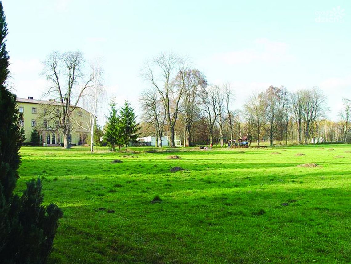 W Jurkach zabytkowy pałac i zabytkowy park