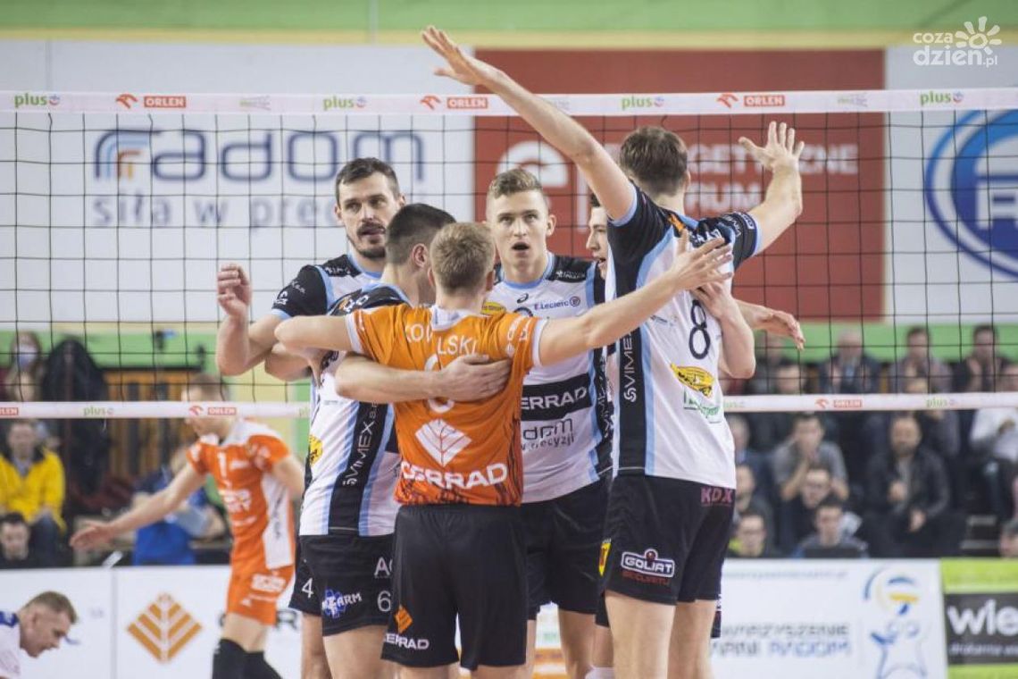 W meczu "o pietruszkę" Czarni podejmą Transfer