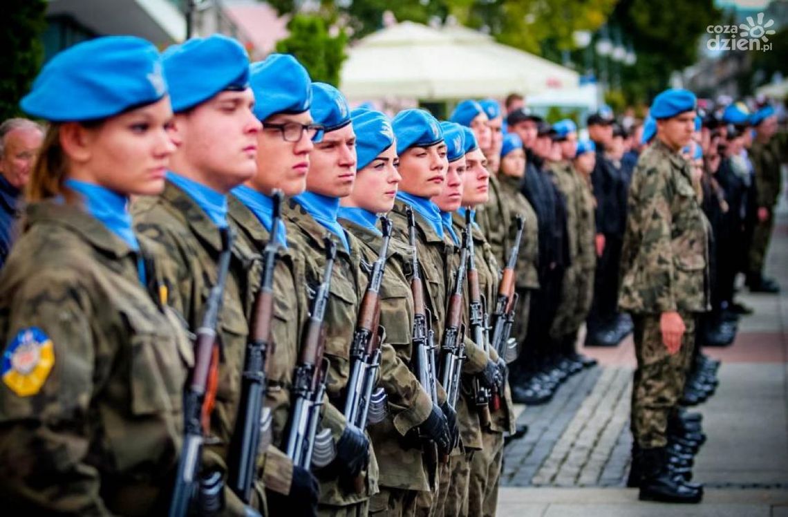 W mundurze im do twarzy
