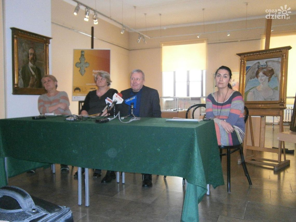 W muzeum średniowieczny krzyż i Malczewski