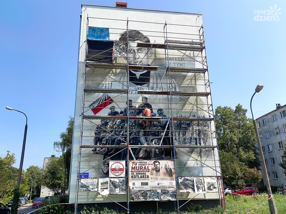 W Radomiu powstaje pierwszy mural poświęcony księdzu Romanowi Kotlarzowi