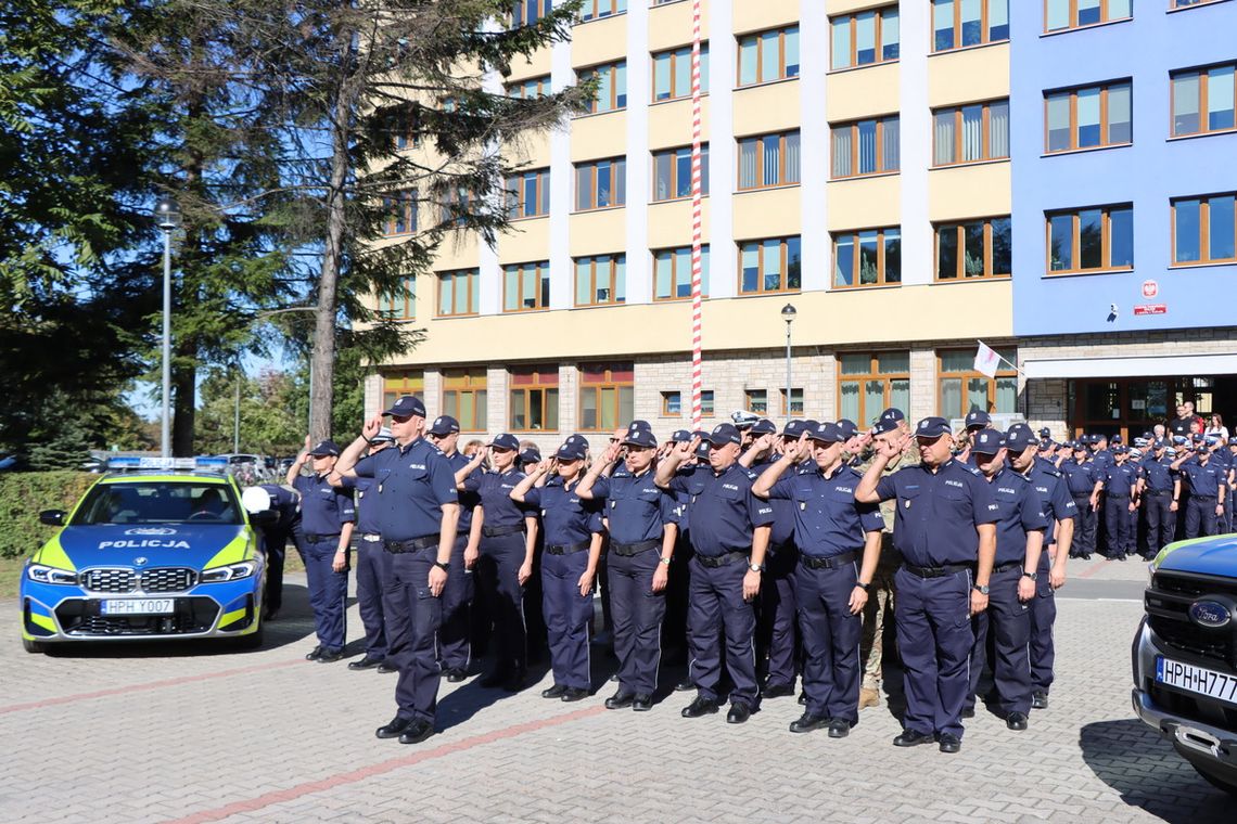 W Radomiu zawyły policyjne syreny. Funkcjonariusze oddali hołd zmarłemu koledze W Radomiu zawyły policyjne syreny. Funkcjonariusze oddali hołd zmarłemu koledze